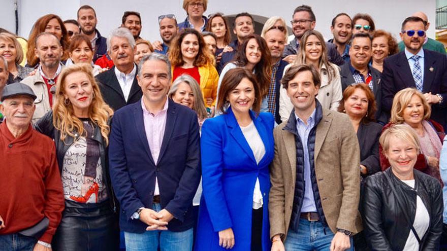 Elías Bendodo con Margarita del Cid, Pablo Montesinos y Carolina España en el acto de presentación de candidatos.