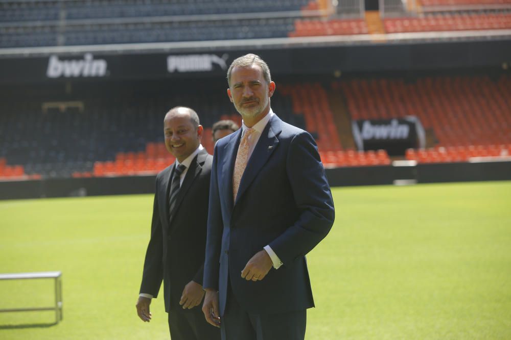 El rey Felipe VI felicita a la plantilla del Valencia CF por conseguir la Copa