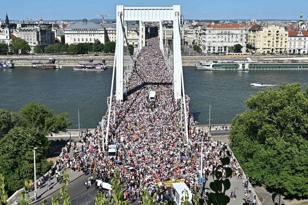 Personas participan en el desfile del Orgullo de Budapest en el centro de Budapest el 28 de junio de 2025. El ayuntamiento de la capital organizó esta marcha de la comunidad LGBTQ+ para celebrar la libertad, con el fin de eludir una ley que permite a la policía prohibir las marchas LGBTQ+. El primer ministro húngaro anunció que la policía no dispersaría la marcha del Orgullo de Budapest del sábado a pesar de la prohibición, pero advirtió a los asistentes y organizadores sobre las consecuencias legales. Su coalición gobernante modificó las leyes y la constitución a principios de este año para prohibir la celebración anual, dando continuidad a su represión, ampliamente condenada y de años de duración, de los derechos LGBTQ+ en nombre de la protección infantil. (Foto de Attila KISBENEDEK / AFP)