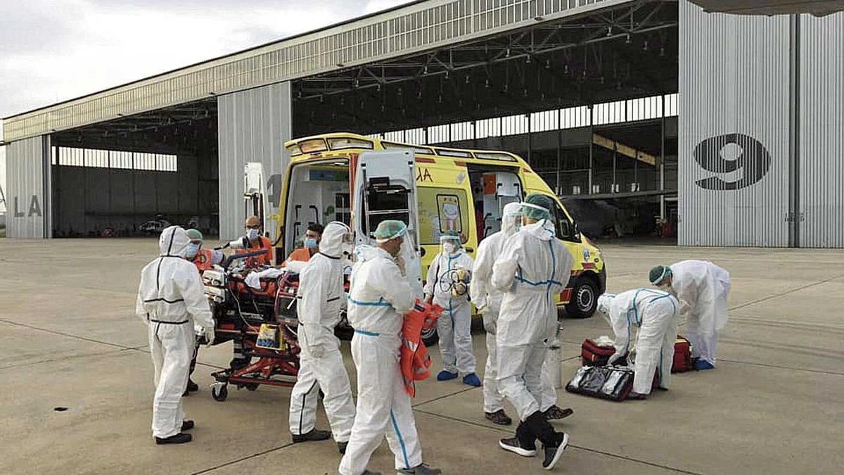 La paciente fue trasladada a la base aérea de Son Sant Joan, donde esperaba la aeronave.