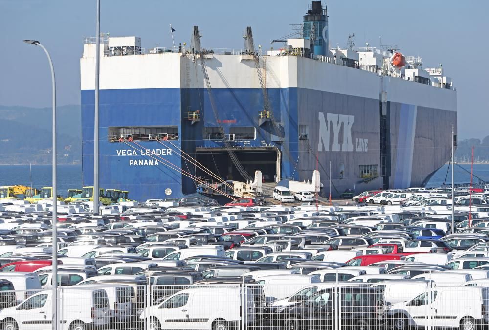 Los embarques resultan insuficientes para evacuar la terminal colapsada con 18.000 coches. Ayer fueron cargados 5.000.