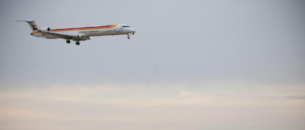 Un avión sobrevuela un edificio junto al aeropuerto de València-Manises