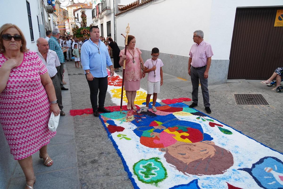 Dos Torres llena de color sus calles con las alfombras de sal por San Roque Dos Torres llena de color sus calles con las alfombras de sal por San Roque