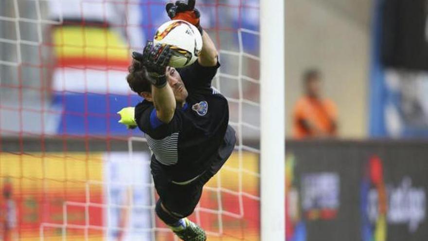 El meta del Oporto Casillas detiene el penalti, durante la tanda en la Colonia Cup.