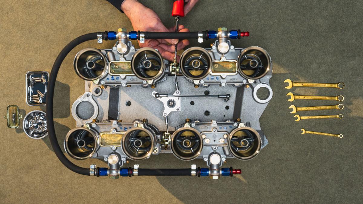 El pequeño V8 lleva ocho trompetas de admisión, una solución propia de un coche construido para responder con inmediatez.
