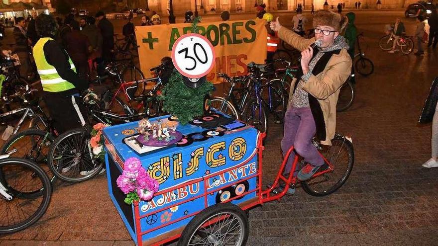 Marcha contra la tala de árboles para construir el carril bici