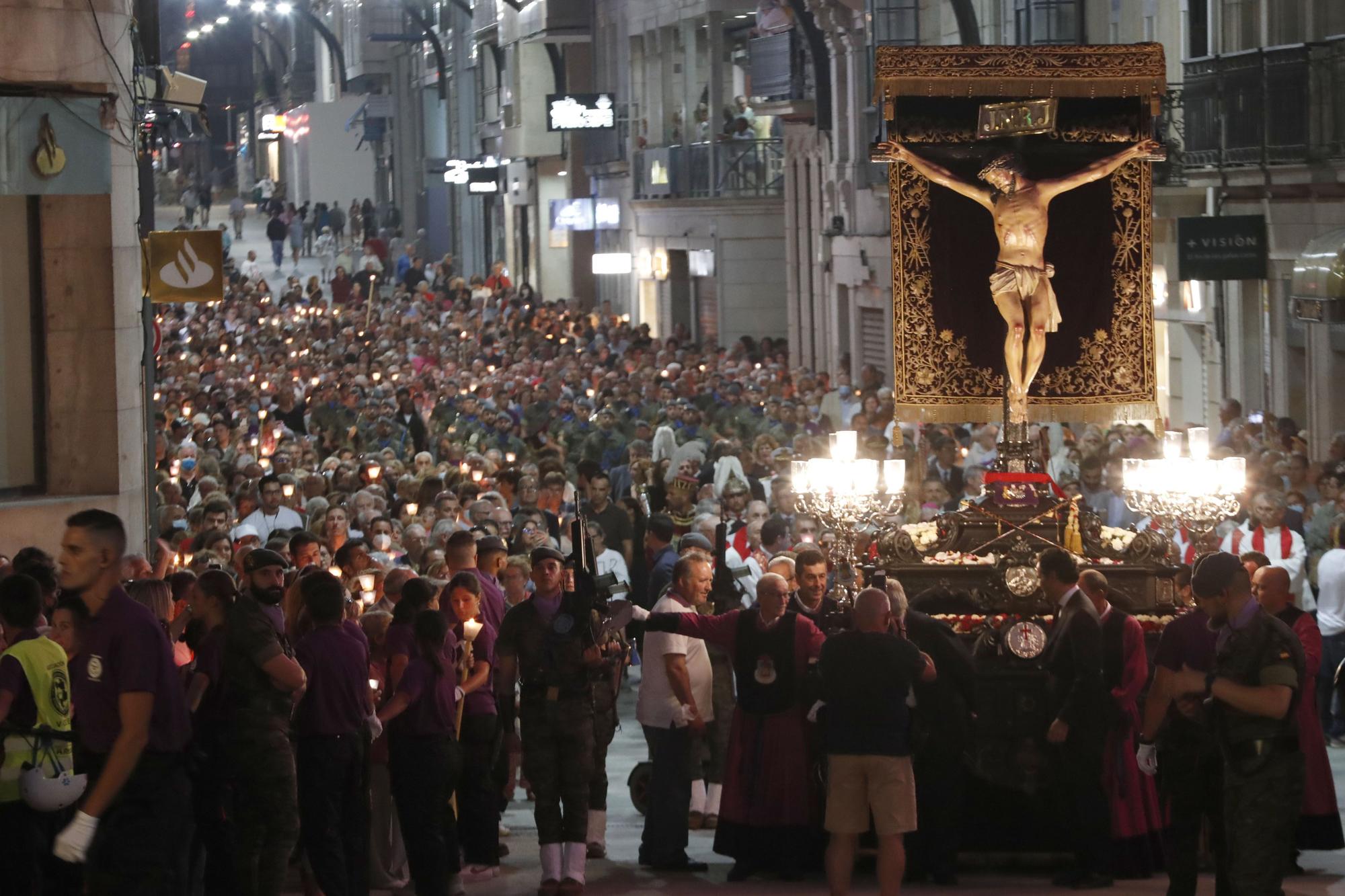 Miles de vigueses, ayer en la nueva Porta do Sol acompañando al Cristo de la Victoria en procesión
