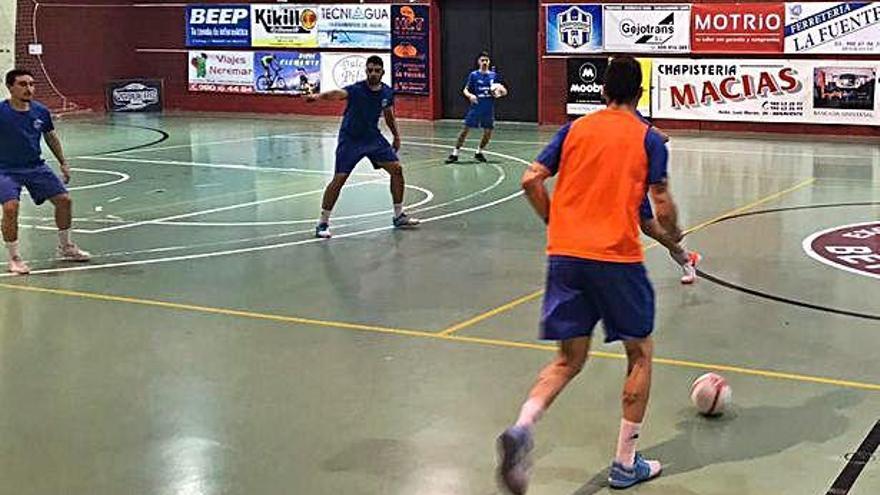 Un momento del entrenamiento de ayer del equipo benaventano.