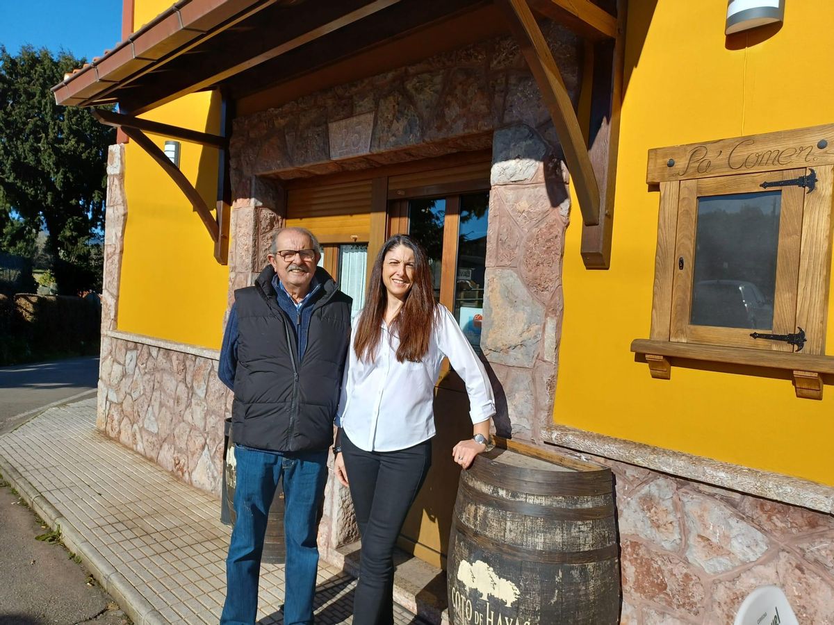 Noelia Elorrieta, con su padre, ante el restaurante.