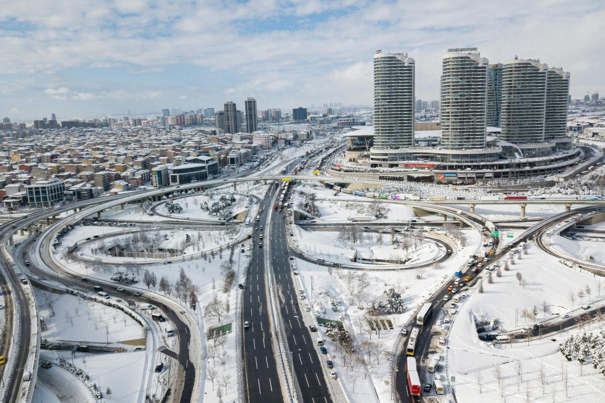 Vehículos parados en la autopista, en el distrito de Basaksehir, tras las intensas nevadas en Estambul.