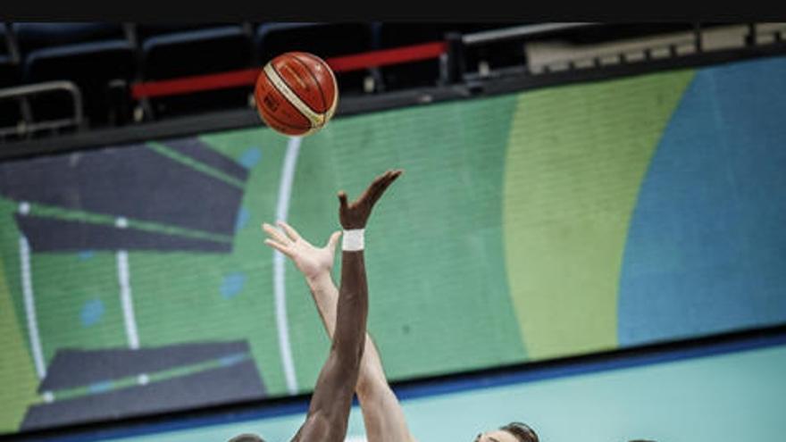 N´Diaye, en el preolímpico ante Turquía, en el salto inicial.