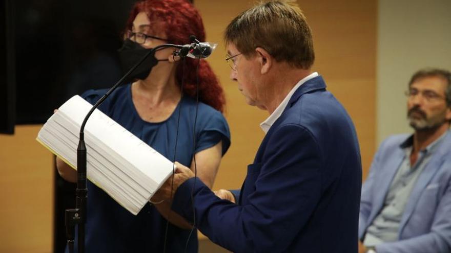 Joaquín Cañada, ayer, durante su declaración como testigo en el juicio. Detrás, Pedro San Ginés.