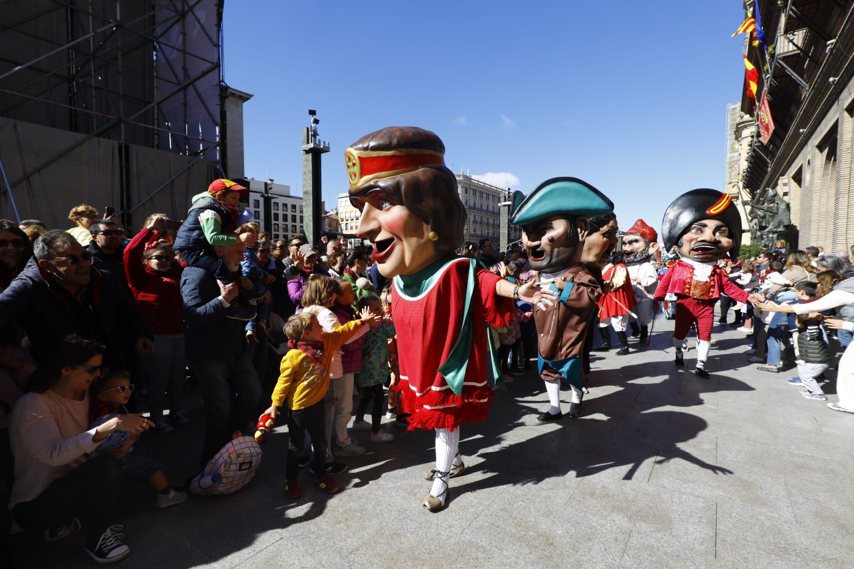 En imágenes | La comparsa de gigantes y cabezudos ilusionan a los más pequeños