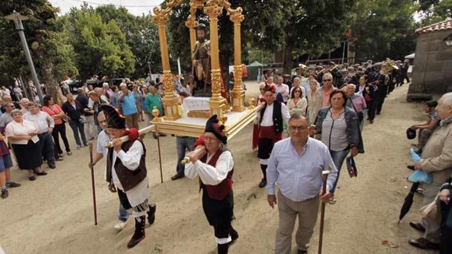 La imagen de San Roque, durante la romería de esta mañana. // Jorge Santomé