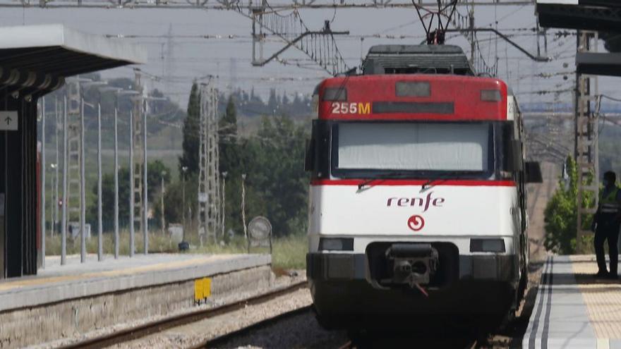 Una catenaria caída por la tormenta obliga a suprimir 16 trenes de Cercanías