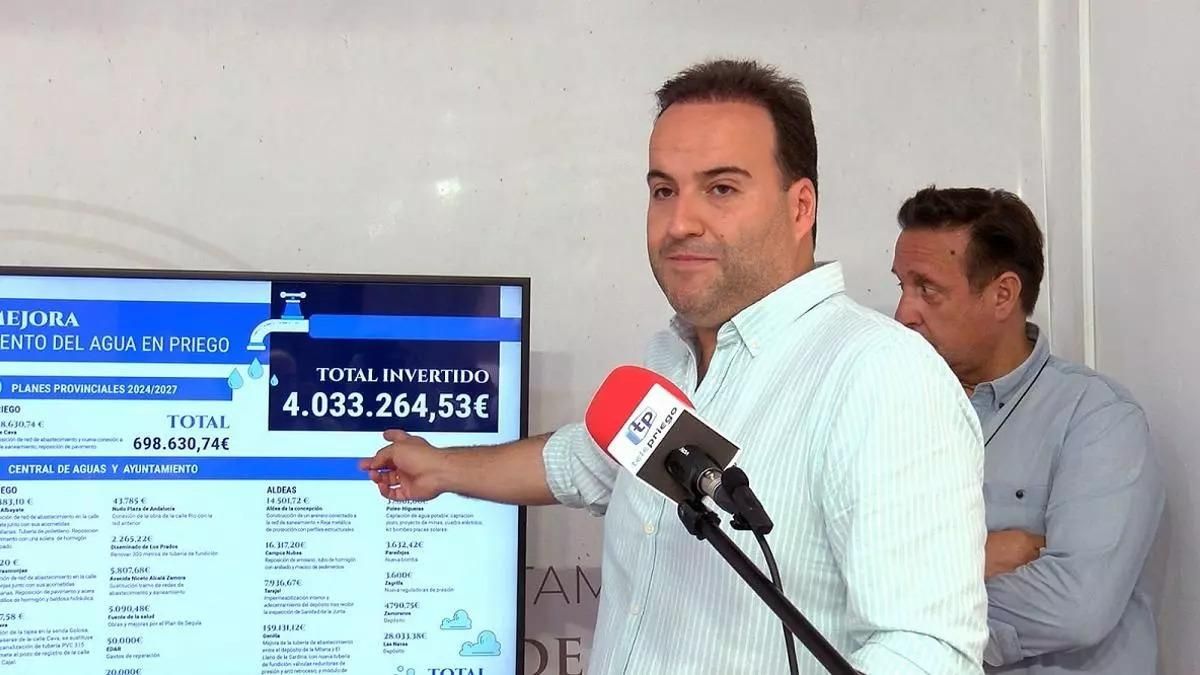 Imagen de archivo del alcalde de Priego, Juan Ramón Valdivia, que explica las inversiones en infraestructuras de agua.