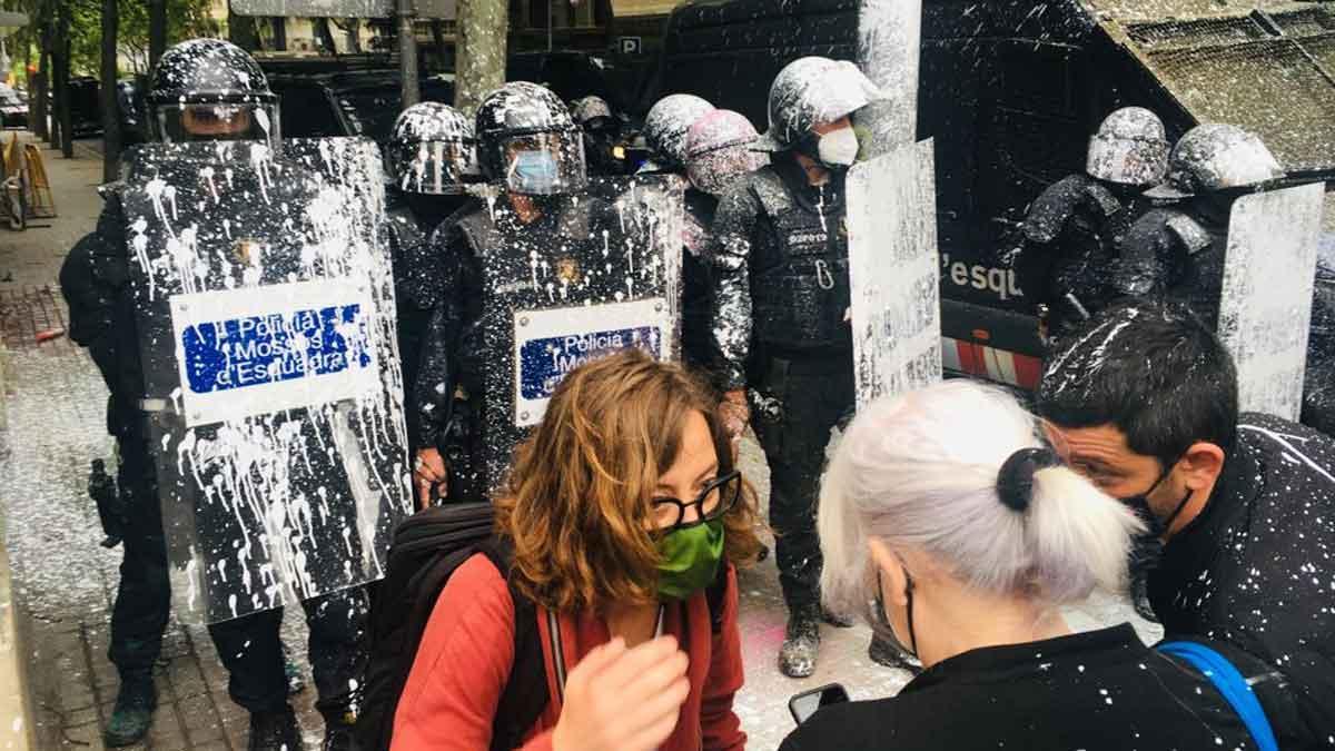 Protestas por un deshaucio en el Bloc Llavors. En primer término, Eulàlia Reguant y Dolors Sabater.