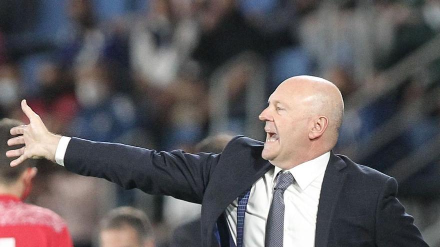 José Mel Pérez, en la banda técnica del Heliodoro Rodríguez López, durante 
la celebración del último derbi canario, el pasado domingo. | 
| JUAN GARCÍA CRUZ