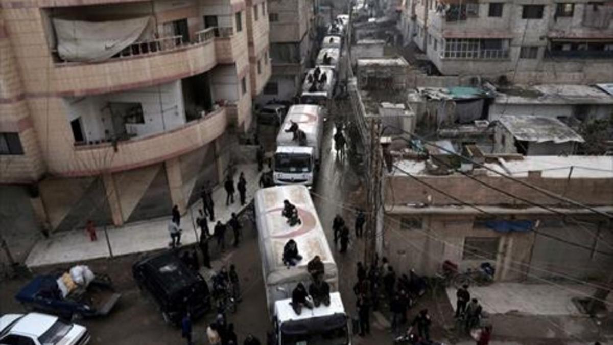 Convoy de ayuda humanitaria por las calles de Kafr Batna.