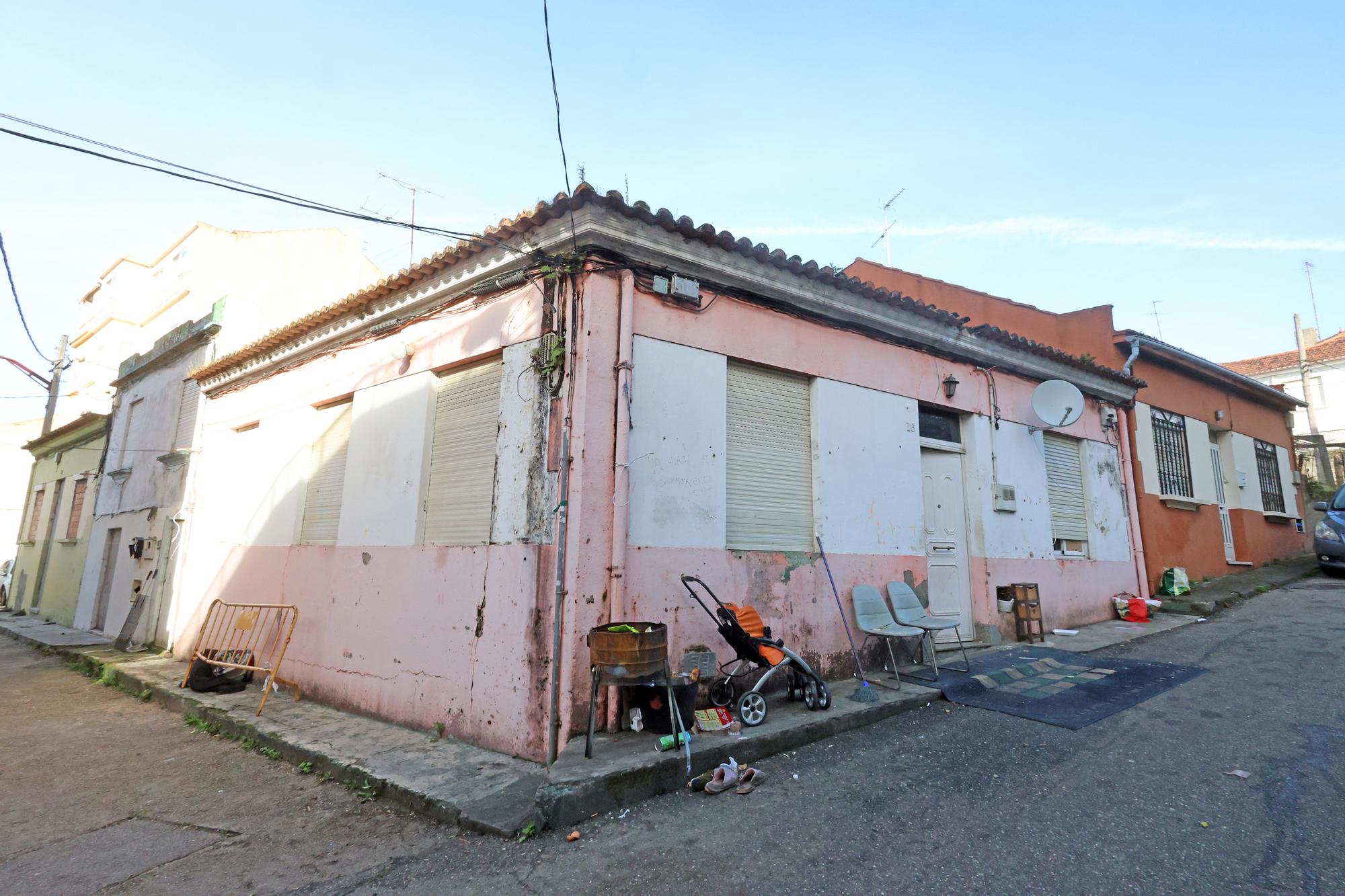 El solar tras el mural antifranquista de Martínez Garrido se convierte en un vertedero