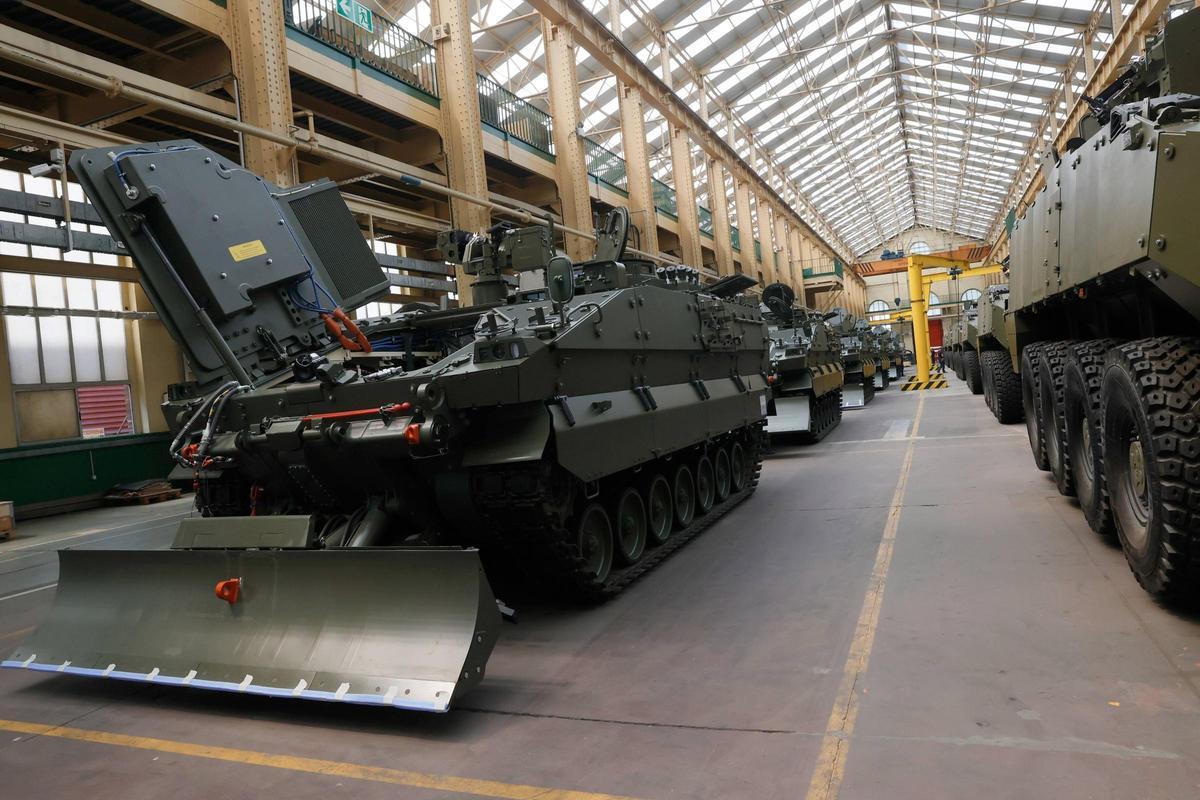 Blindados 8x8 "Dragón" en la fábrica de Santa Bárbara, en Trubia.