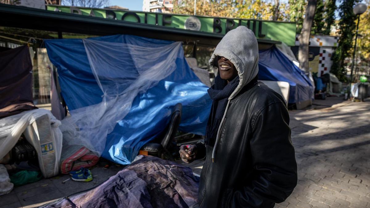 Un joven de Senegal en el asentamiento de personas sin hogar del parque Bruil de Zaragoza, este martes.