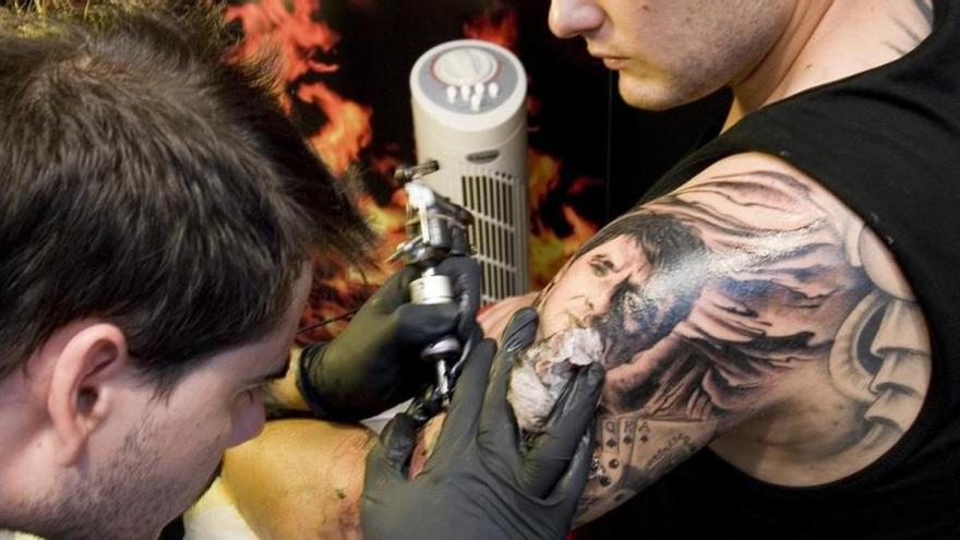 Los tatuadores alertan de que tintas usadas en España son de menor calidad que en Europa