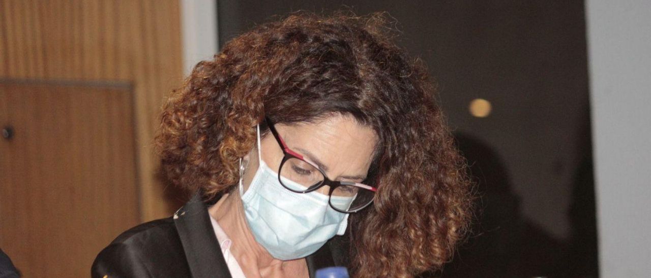 Dolores Hermelo, edil del PP, en el pleno de la corporación municipal de Cangas. | // G.N.