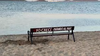Los vecinos de Los Urrutias  defienden sus bancos en la playa