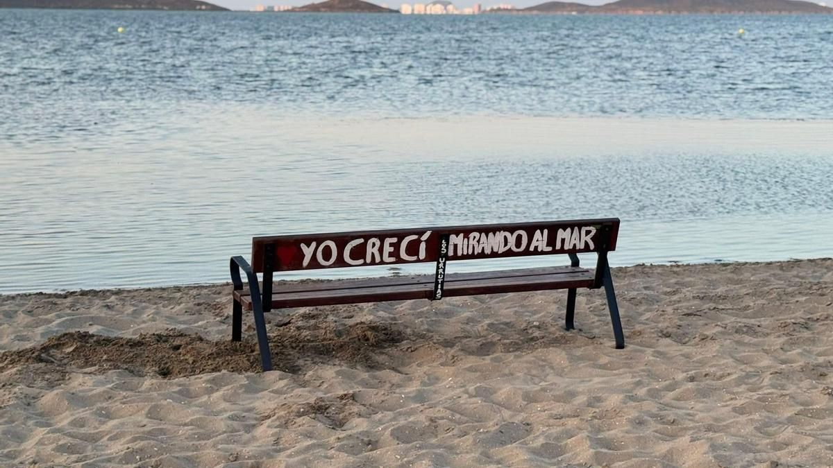 Los bancos instalados por la asociación de vecinos en una playa de Los Urrutias.