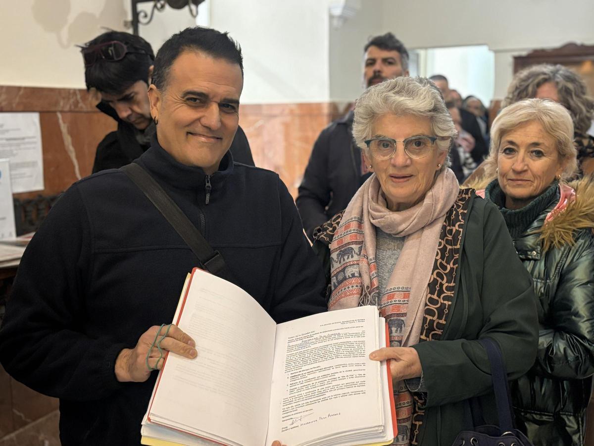 Juan Verdasco y Pilar Cuevas sostienen las más de 300 firmas entregadas hoy en el Ayuntamiento de Badajoz.