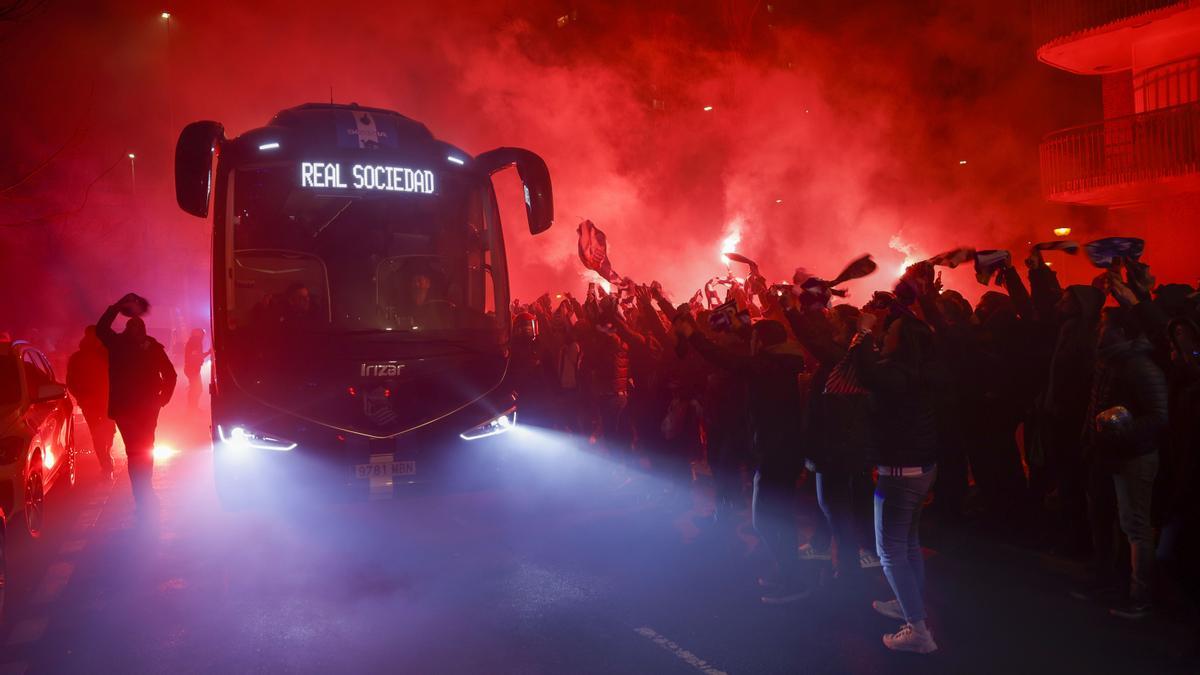 Recimiento de la afición a la llegada del bus de la Real Sociedad