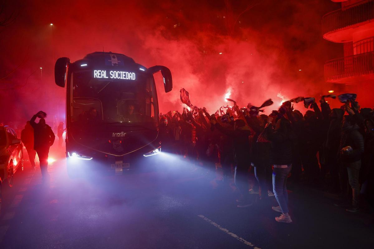 Recimiento de la afición a la llegada del bus de la Real Sociedad