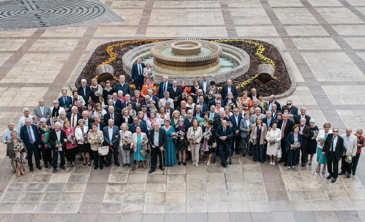Fotografía de grupo de las parejas que cumplen 50 años de matrimonio con la alcaldesa de Castelló.