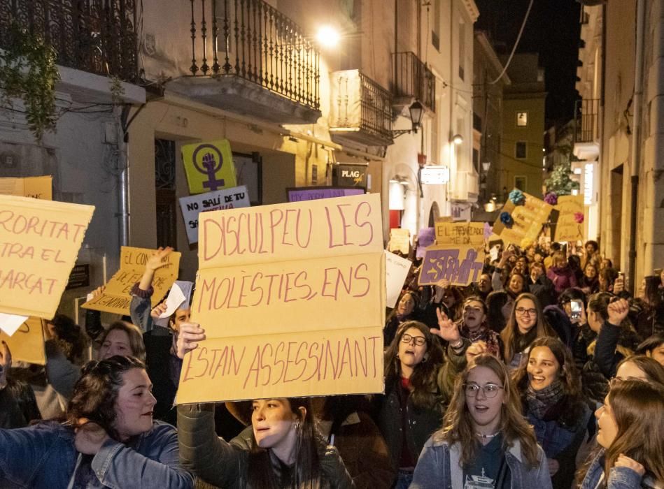 Centenars de persones surten al carrer el 8M