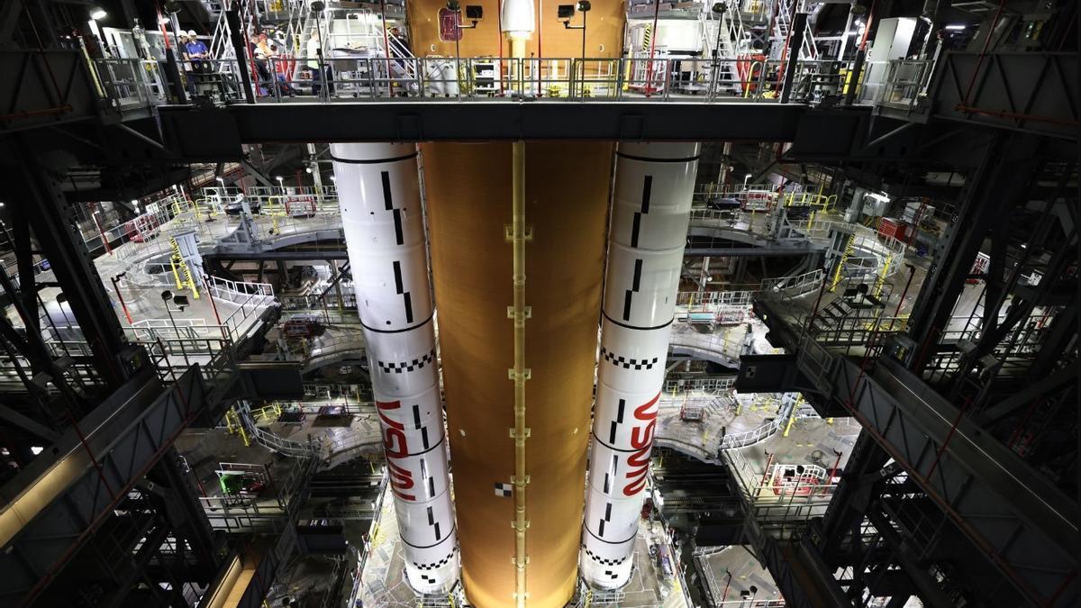 La etapa central de Artemis II se eleva a la Bahía Alta 3 dentro del Edificio de Ensamblaje de Vehículos en el Centro Espacial Kennedy el domingo 23 de marzo de 2025.