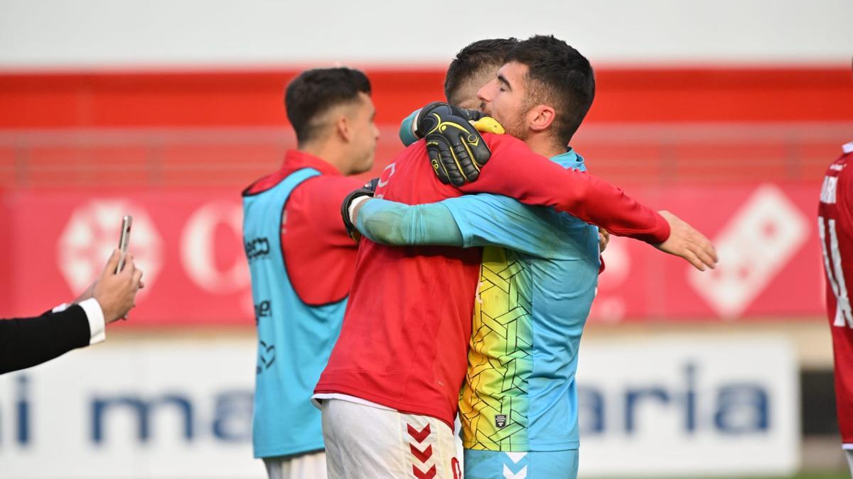 Antonio Gallego, felicitado tras su buena actuación ante el Atlético Levante.