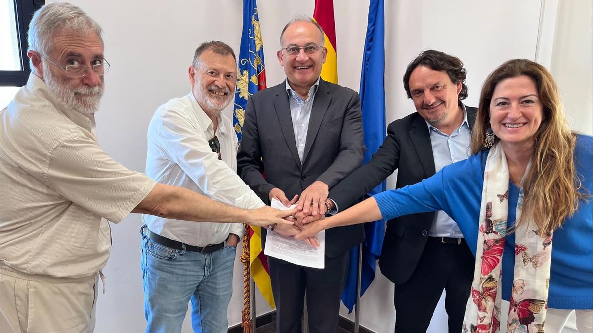 Rivas, Gomicia, Calabuig, Torregrosa y Rumbau, tras la firma del acuerdo en Valenciaport.