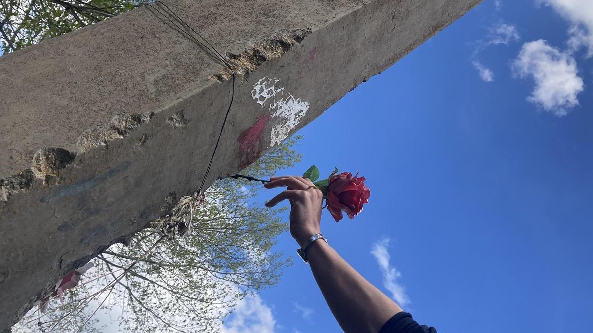Una persona veïna de Puigcerdà descendent de dos dels afusellats al Còrrec del Gavatx hi posa una flor