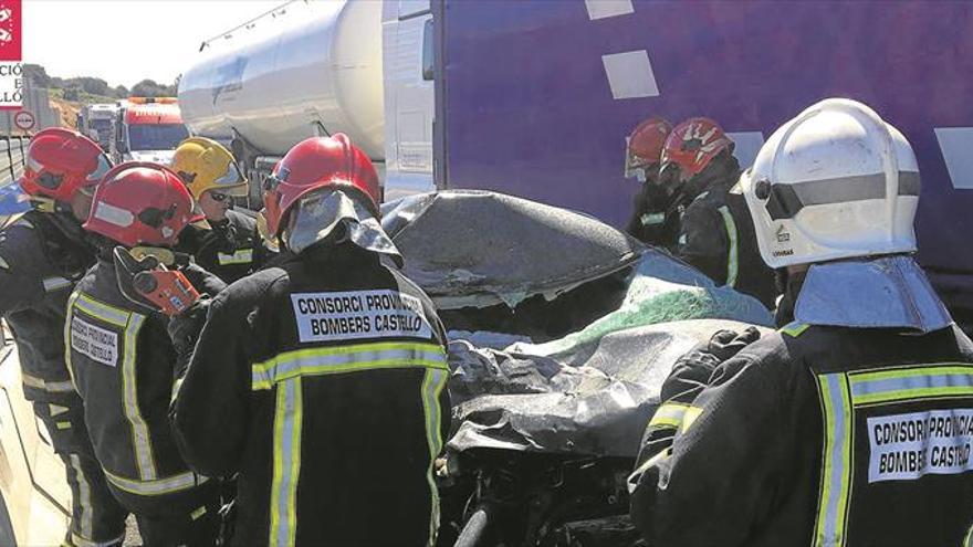 Camioneros y alcaldes piden liberar ya la AP-7 tras las últimas muertes