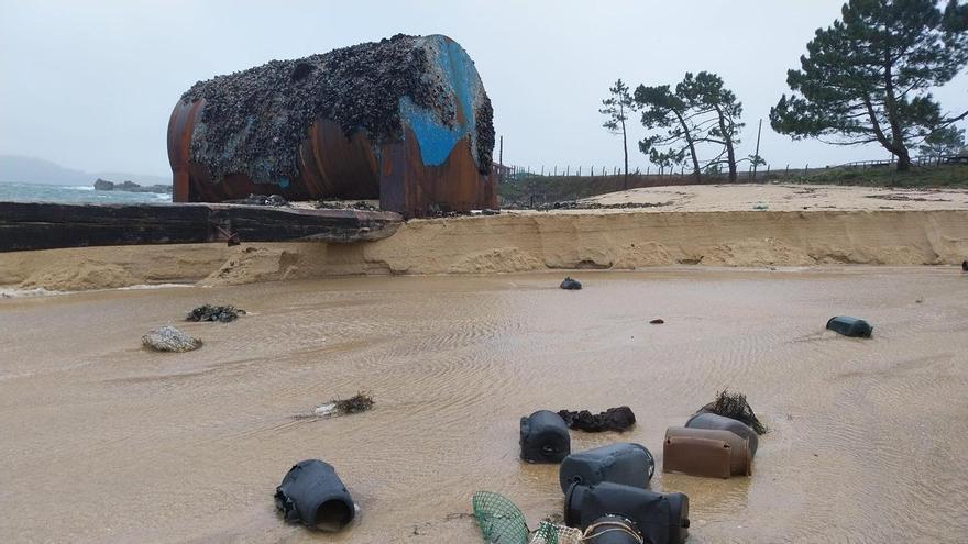 La playa de Area de Bon, en Bueu, inundada de "cacharros" ilegales y plásticos