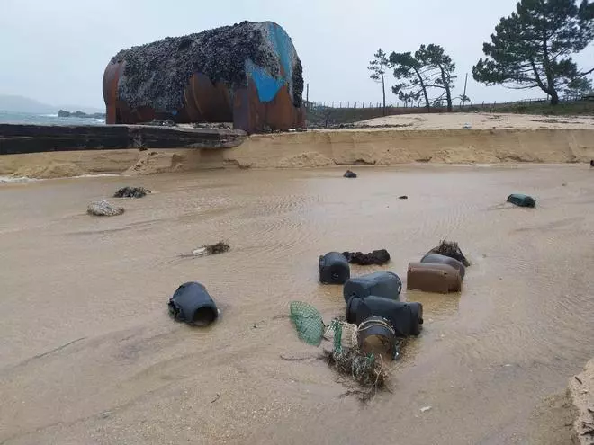 La playa de Area de Bon, en Bueu, inundada de "cacharros" ilegales y plásticos
