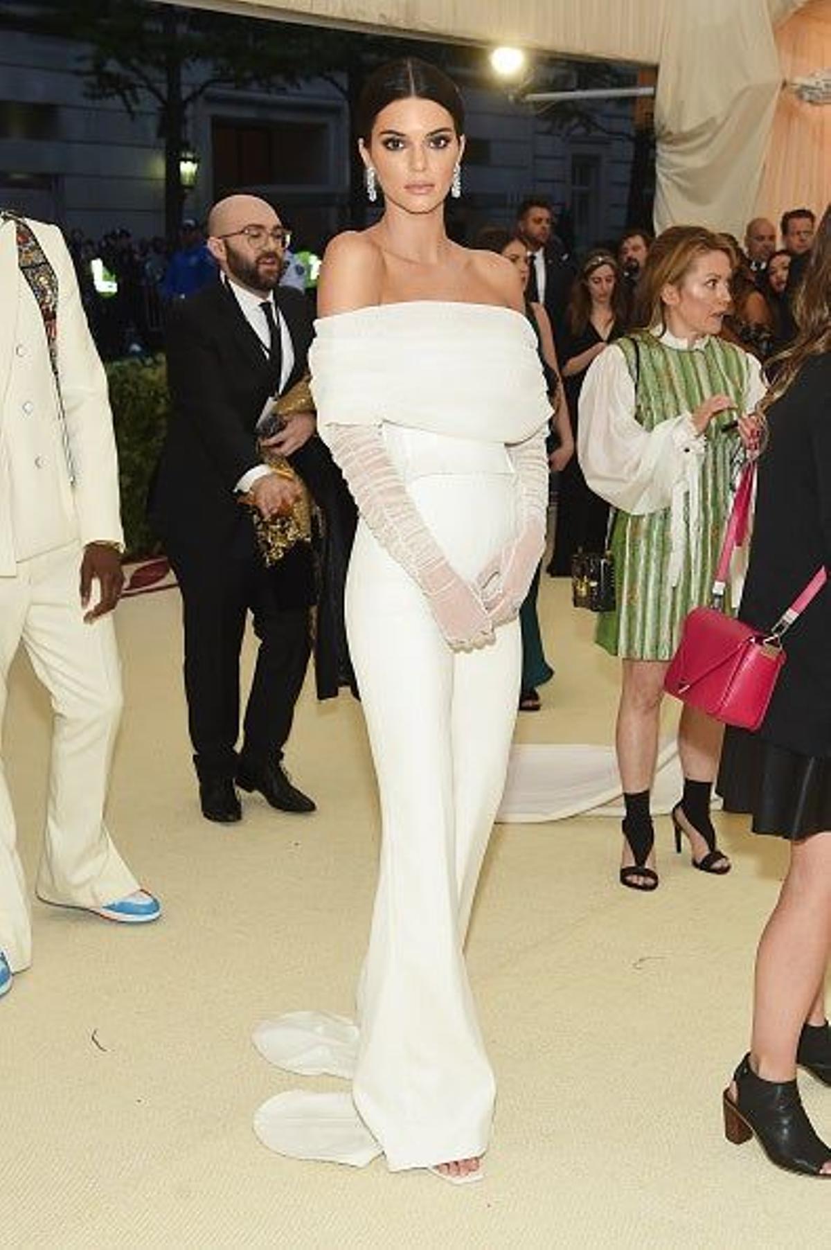 Kendall Jenner con mono blanco  en la Gala Met