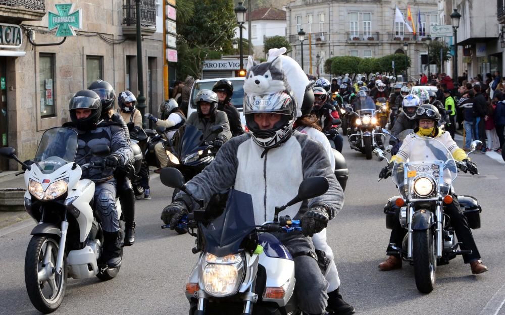 Decenas de moteros celebran el Entroido sobre ruedas en Gondomar