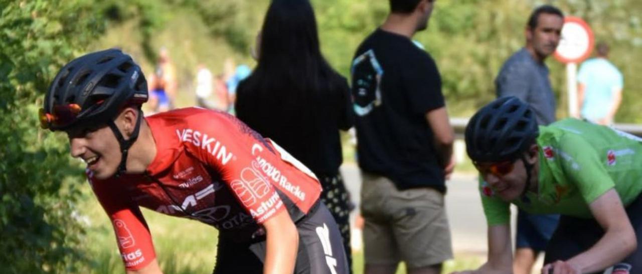 Samuel Fernández, en una carrera como ciclista juvenil.