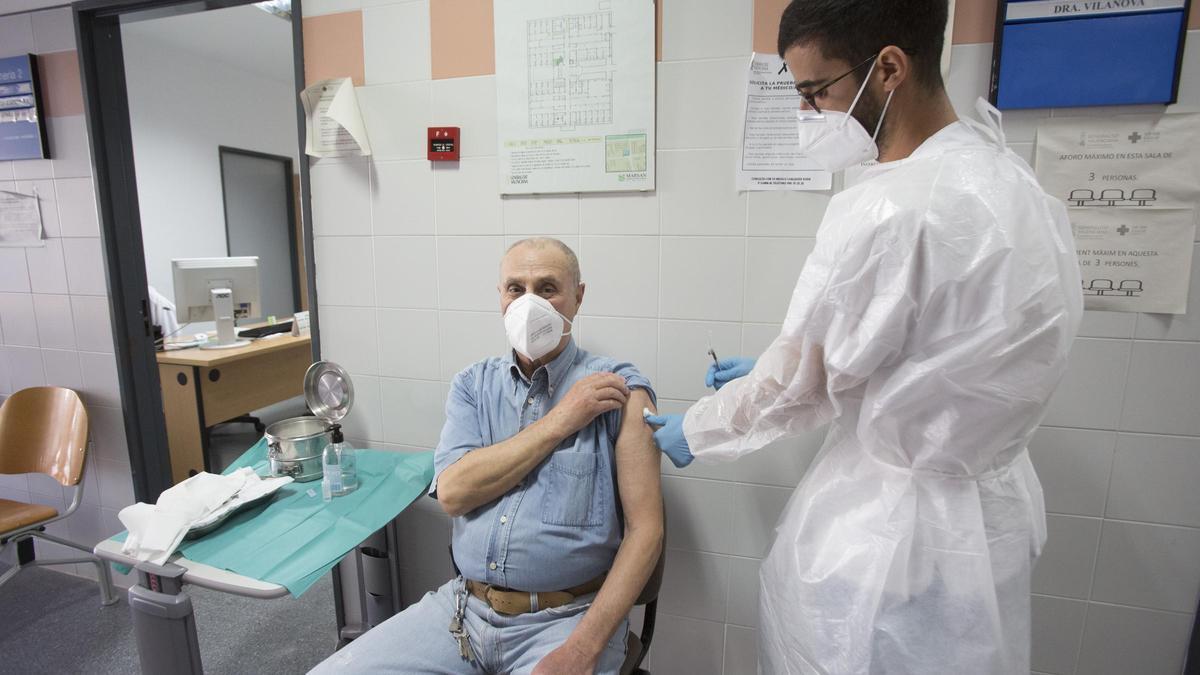 Un enfermero administrando la vacuna contra el coronavirus a un hombre en Alicante, hace pocos días.