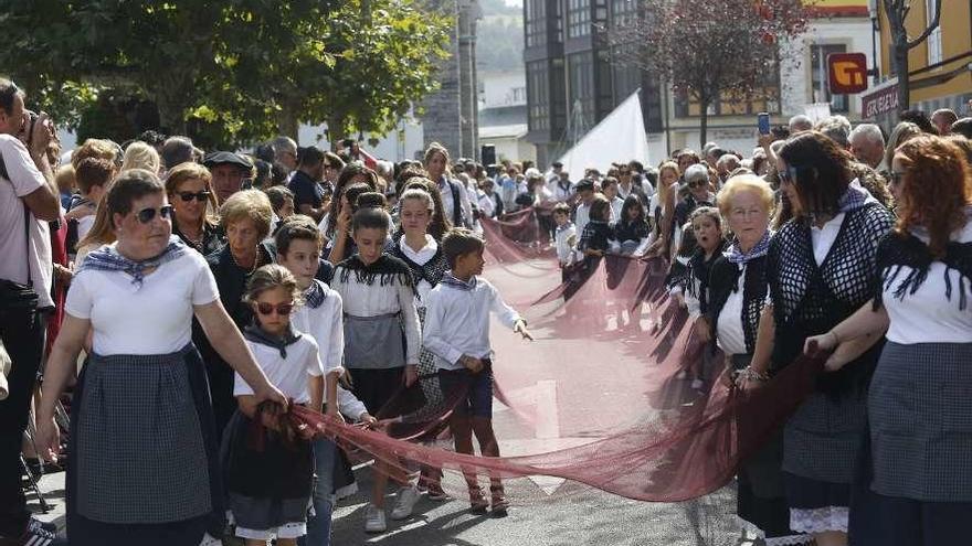 Vecinos en la procesión de San Telmo del año pasado con la red de pesca, de cien metros de longitud.