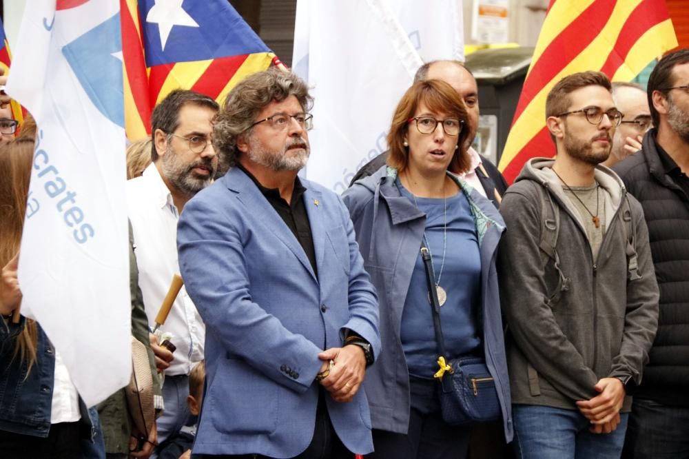 Les ofrenes florals al monument a Rafael Casanova