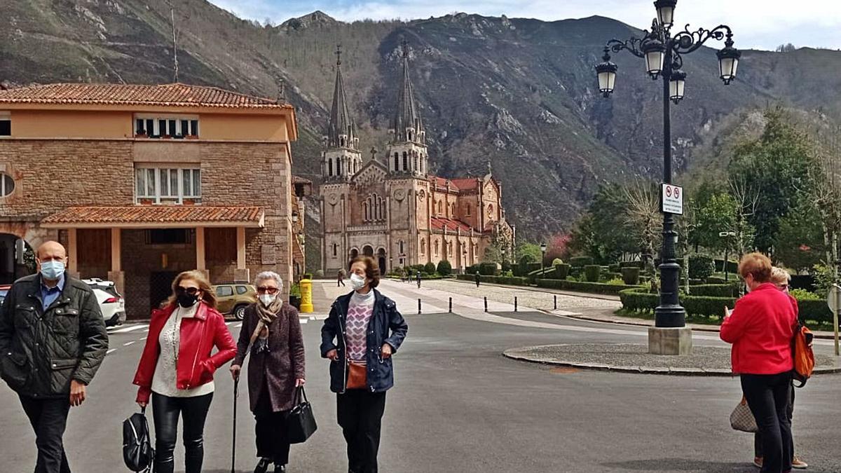 Un grupo de turistas, ayer por la mañana, en Covadonga. | E.S.R.