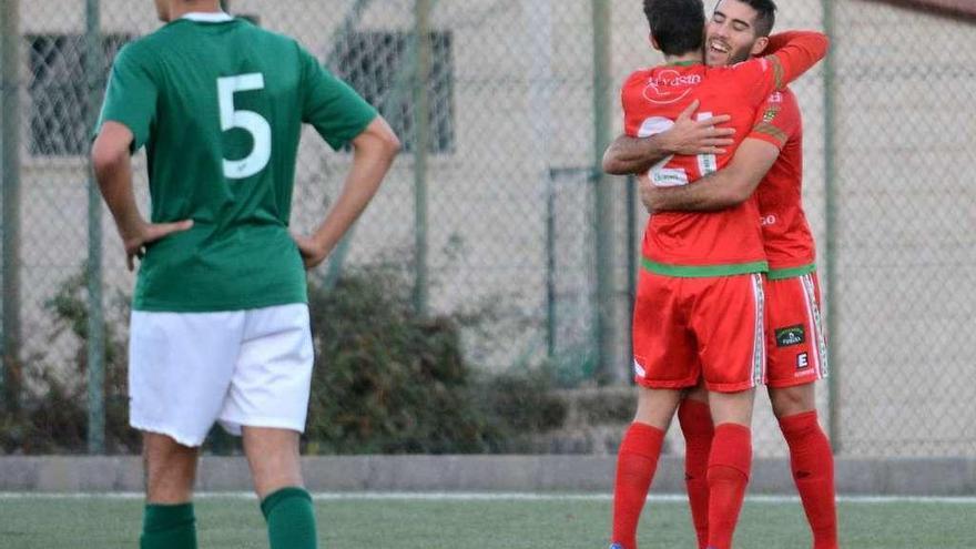 Jorge y Juanito celebran uno de los tantos ante el Campo Lameiro. // Rafa Vázquez